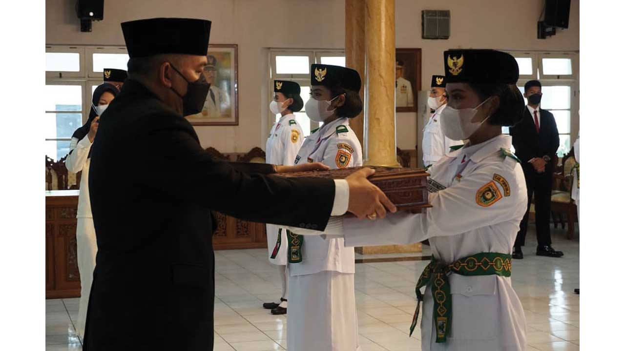 PILIHAN: Bupati Purworejo Agus Bastian mengukuhkan Paskibraka 2021 Kabupaten Purworejo di Ruang Arahiwang Setda Purworejo Jumat (13/8). (ISTIMEWA)