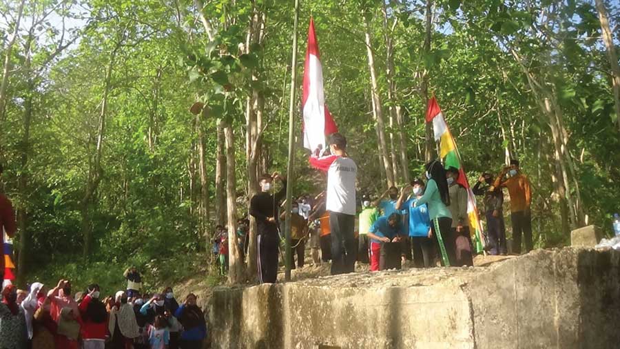 SEMANGAT: Warga mengikuti upacara bendera memperingati HUT Ke-76 Kemerdekaan RI di Benteng Pendem Gunung Buthak Desa Tlogokotes di Kecamatan Bagelen, Kabupaten Purworejo, kemarin (17/8). (HENDRI UTOMO/Radar Purworejo)