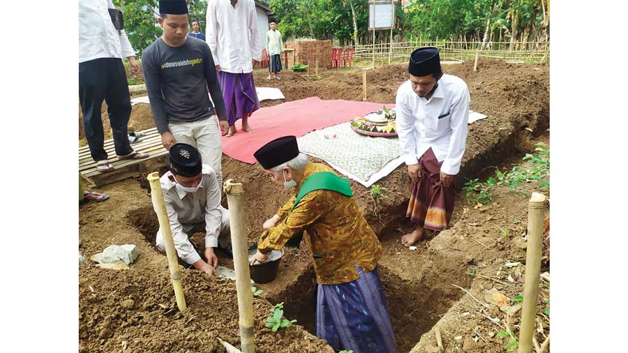 GENERASI: KH Achmad Chalwani Nawawi menghadiri peletakan batu pertama pembangunan gedung sekolah milik Yayasan Khasanah di Dusun Bambon RT 02 RW 05 Desa Sambeng, Kecamatan Bayan, Kabupaten Purworejo, kemarin (9/8). (HENDRI UTOMO/RADAR PURWOREJO)