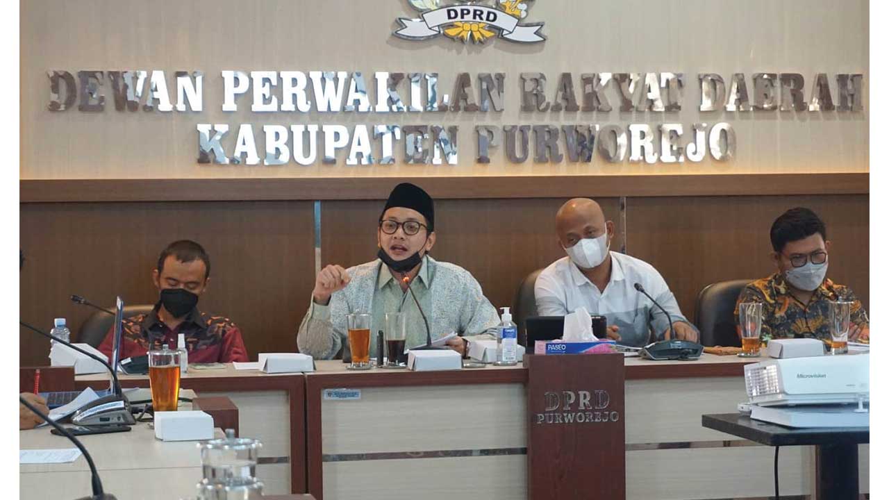 JELASKAN: Suasana audiensi Komisi IV DPRD Purworejo dengan koordinator pendamping Program Keluarga Harapan terkait bantuan sosial di Rapat Paripurna DPRD Kabupaten Purworejo kemarin (13/8). (HENDRI UTOMO/RADAR PURWOREJO)