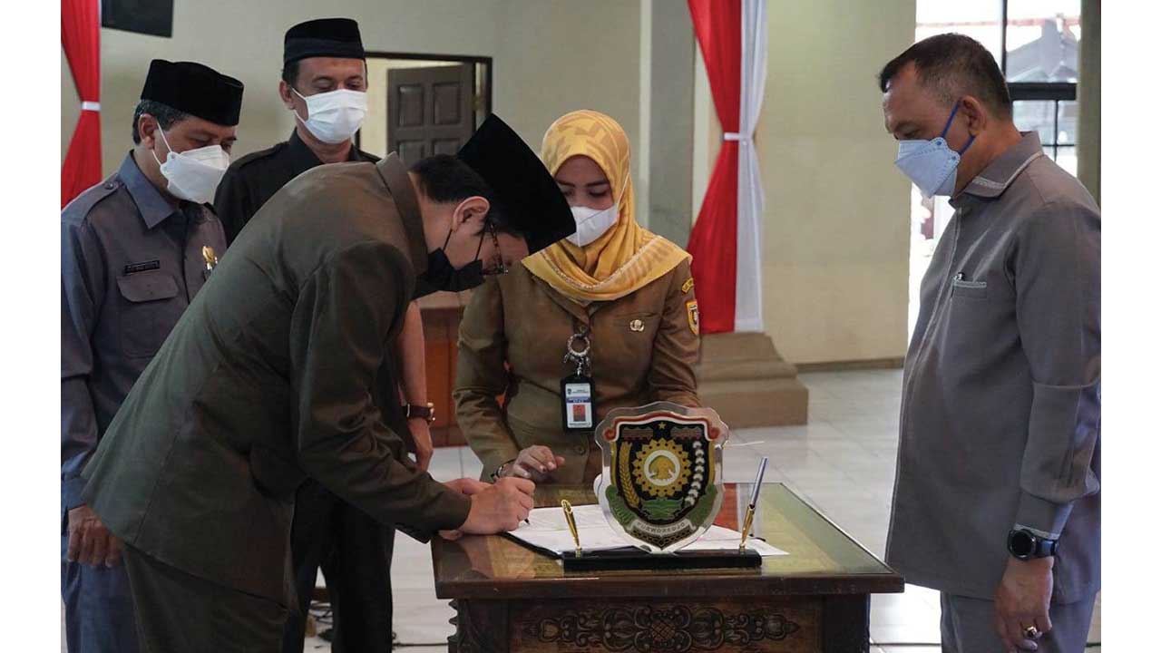 SETUJU: Bupati Purworejo Agus Bastian dan Ketua DPRD Purworejo Dion Agasi Setiabudi dalam rapat paripurna di Gedung DPRD Kabupaten Purworejo kemarin (9/8). (Hendri utomo/radar purworejo)