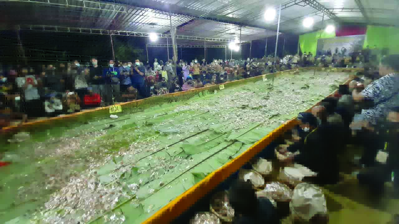 Upacara adat Wahyu Kliyu di Desa/Kecamatan Jatipuro, Selasa (25/8) malam. Bupati Juliyatmono yang hadir di acara itu berpesan ke masyarakat untuk tetap taati prokes.