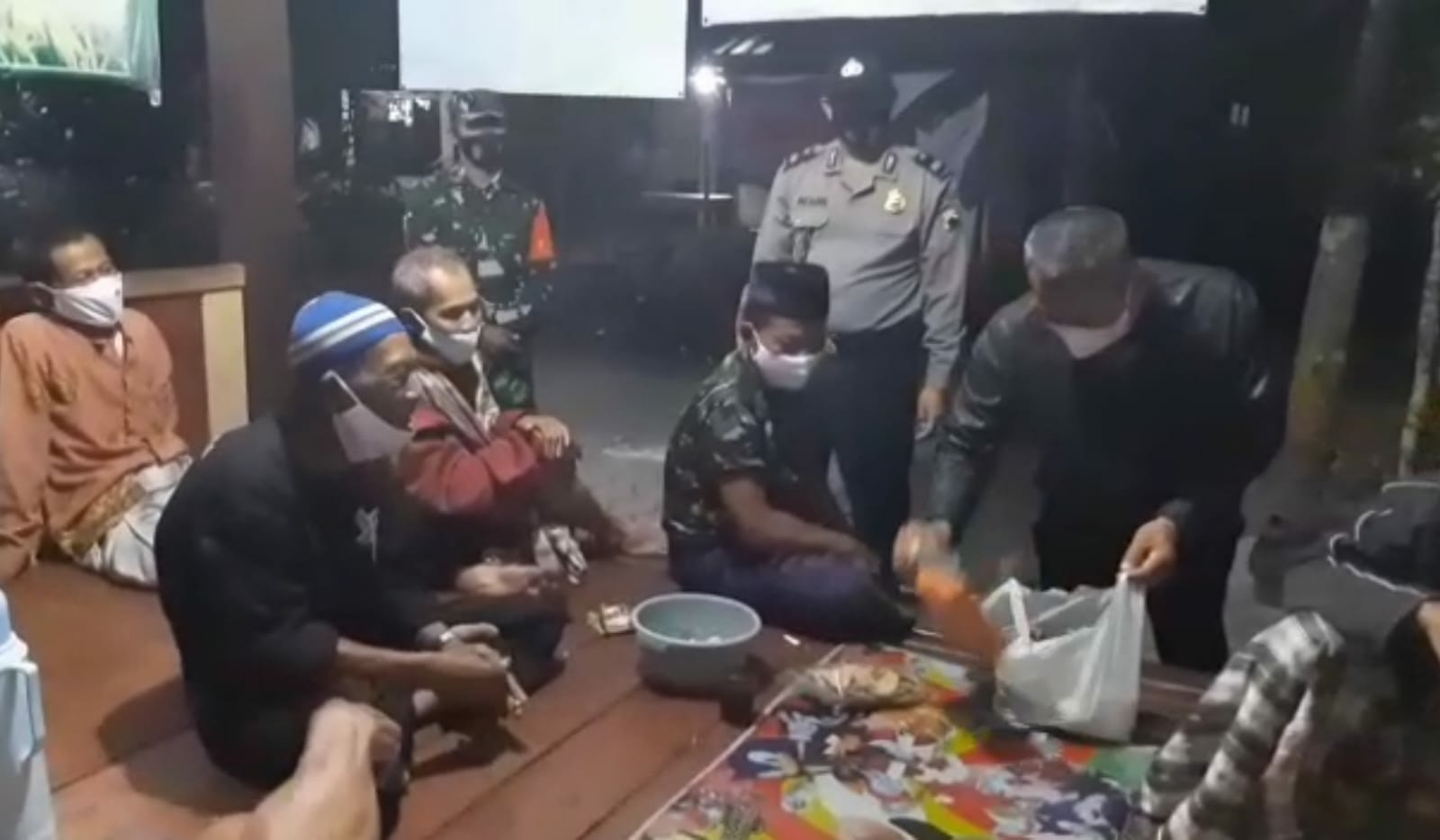 Anggota Polsek Kutowinangun saat menyambangi warga yang tengah piket di Pos Ronda, kemarin. 