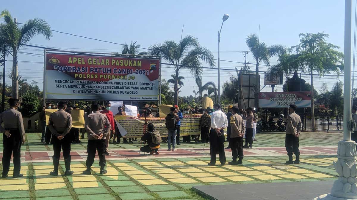 CEPAT: Anggota Asosiasi Tani Purworejo membentangkan poster besar saat menyampaikan aspirasi di Mapolres Purworejo kemarin (28/9). (BUDI AGUNG/RADAR PURWOREJO)
