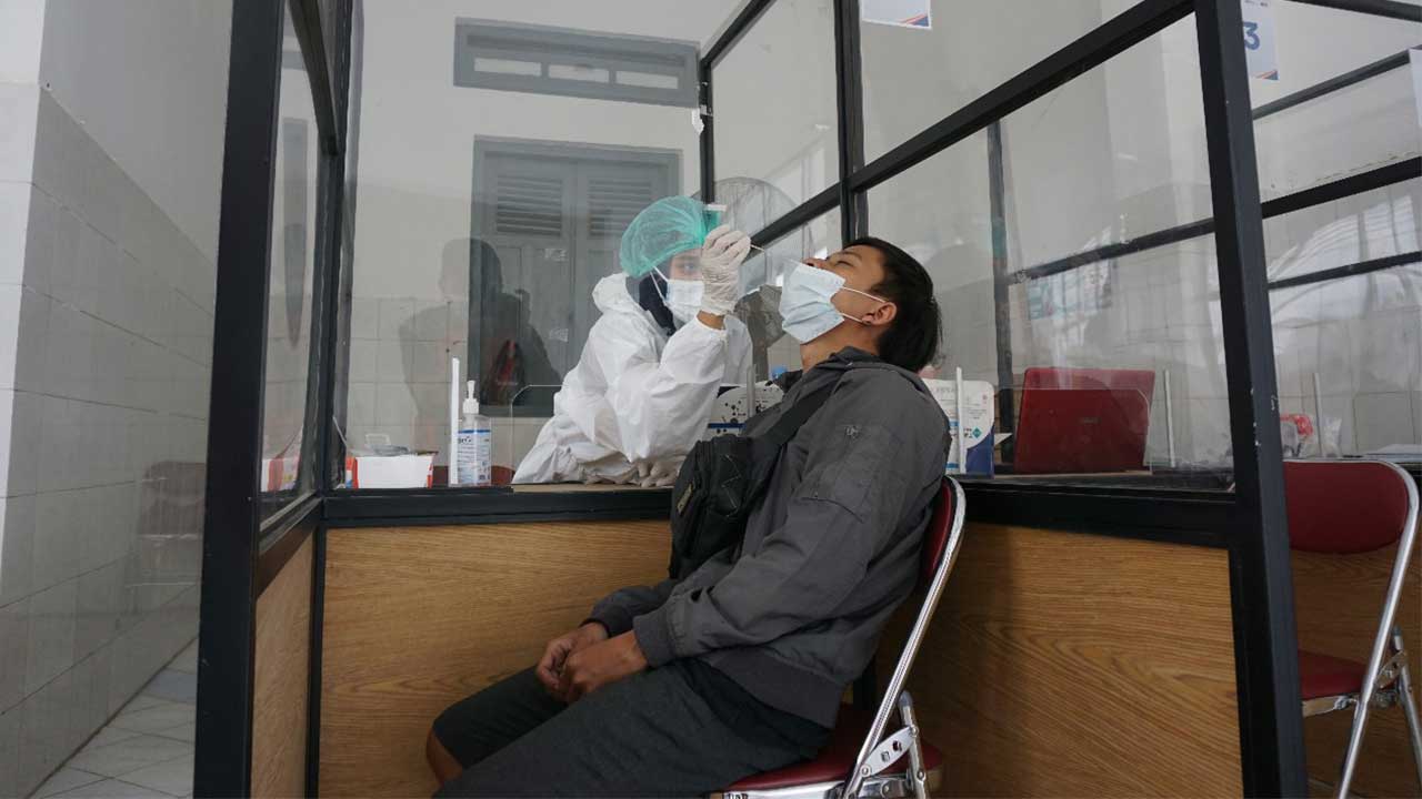 SEHAT: Calon penumpang kereta api di Stasiun Purworejo sedang menjalani rapid test antigen. (JIHAN ARON VAHERA/RADAR PURWOREJO)