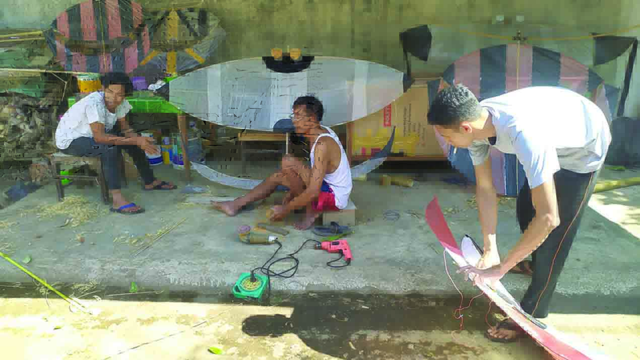 Sejumlah warga Ambal Resmi, Kecamatan Ambal sedang membuat laying-layang. Hampir setiap rumah warga memiliki koleksi layang-layang berbagai jenis.