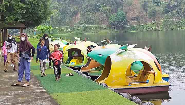 Wisatawan menikmati objek wisata Telaga Jembangan di Jembangan, Poncowarno, Kebumen. Telaga Jembangan menyuguhkan pemandangan telaga yang indah dikelilingi hutan yang masih terjaga keasriannya.