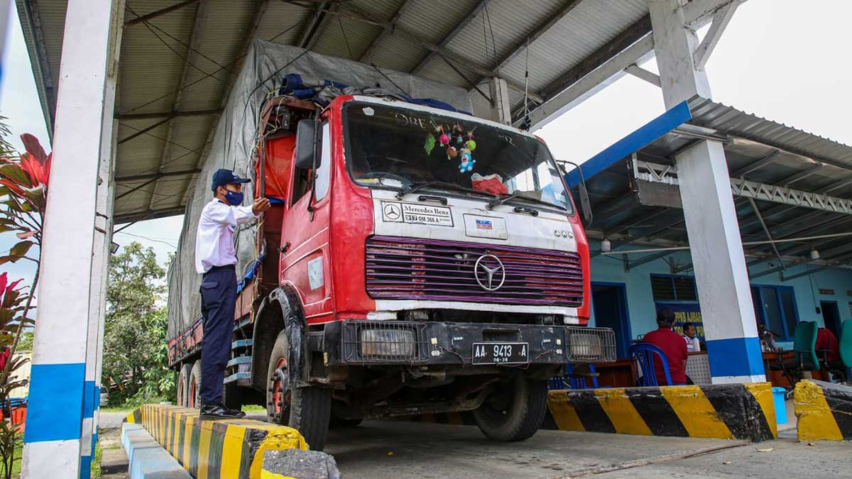 TEGAS: BPTD memasasang spanduk bernada larangan tidak melakukan pungli. Seperti yang tampak di Jembatan Timbang Ajibarang, Kabupaten Banyumas. (PEMPROV JATENG)
