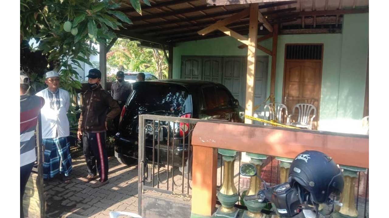 NAHAS : Rumah korban di Dusun Lengis, RT02 RW 01, Desa Kedungkamal, Kecamatan Grabag dipasangi garis polisi, kemarin (31/10). (ISTIMEWA)