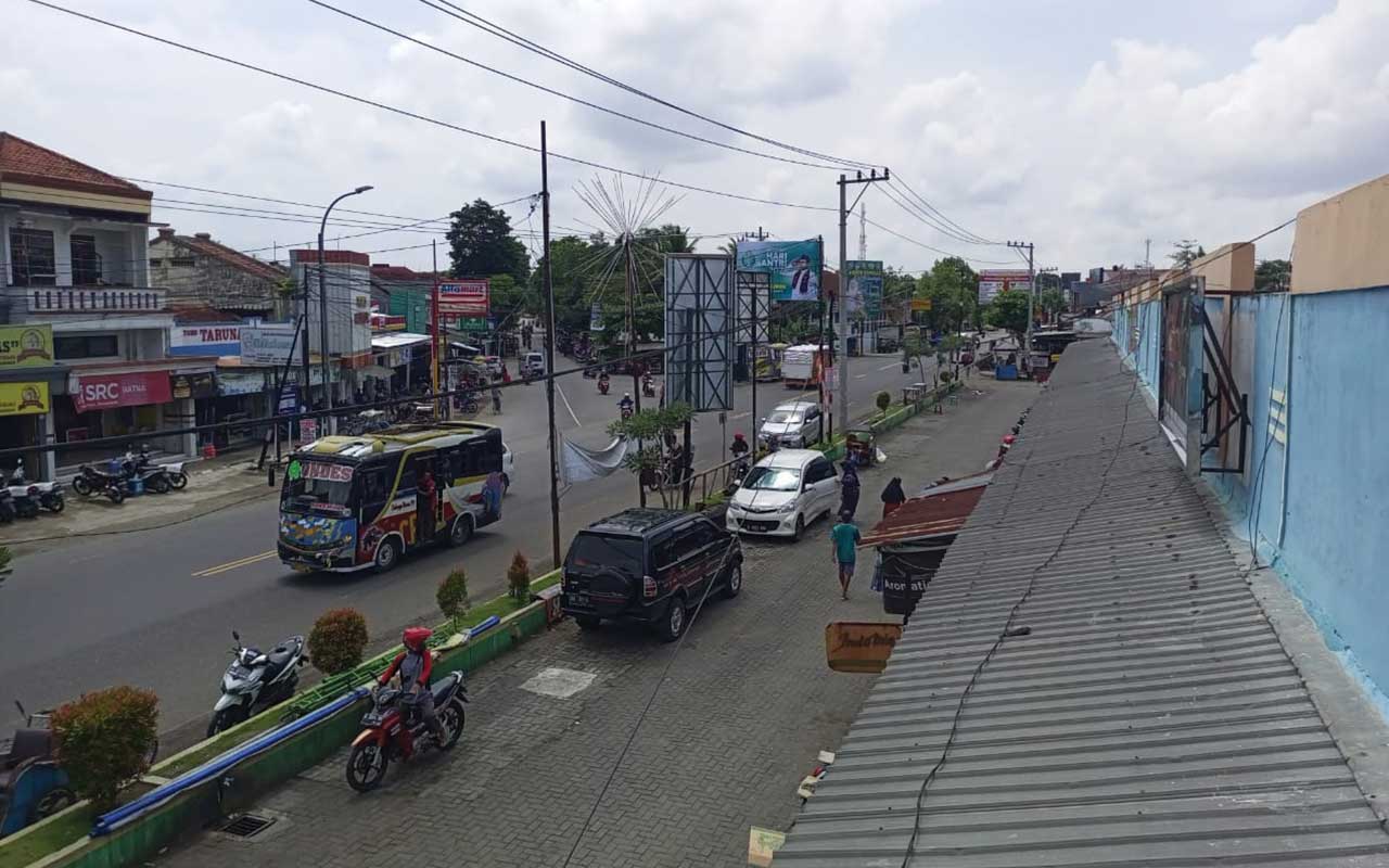 LENGANG: Kondisi depan pasar Karanganyar yang akan dibangun flyover kemarin (25/10). (M HAFIED/RADAR KEBUMEN)