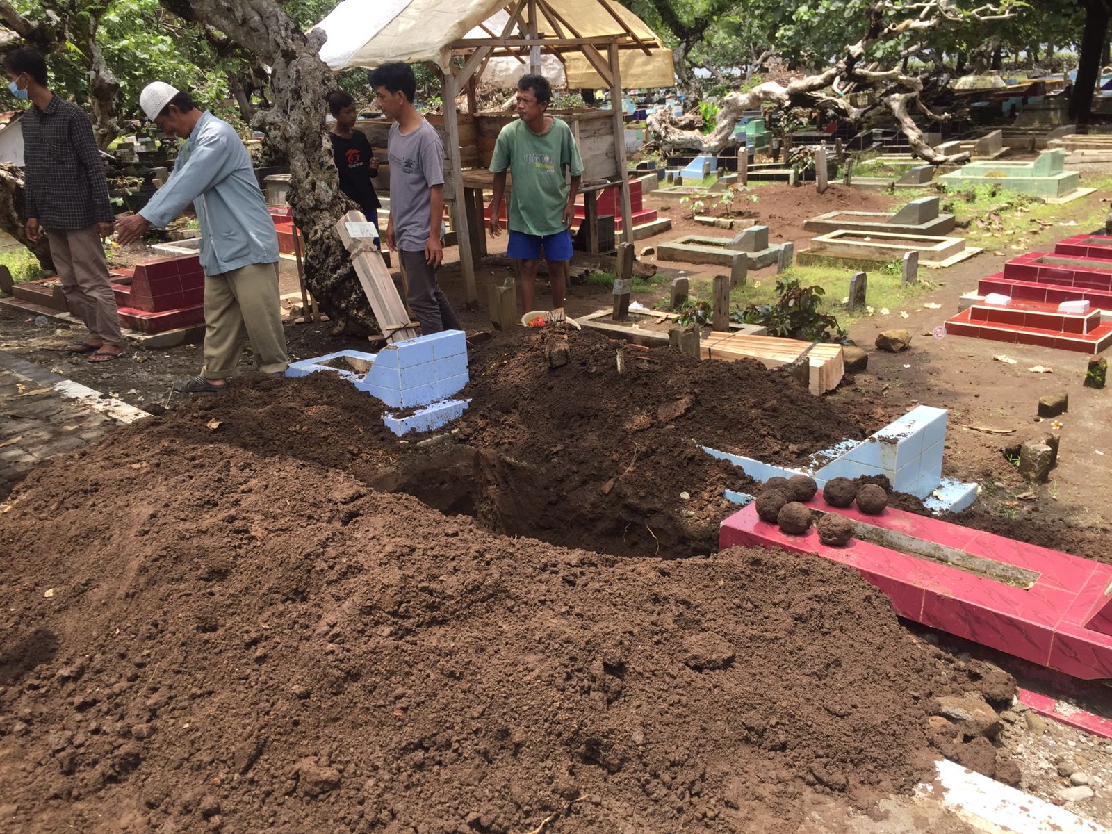 Tarif gali kubur di TPU Karangsuci naik 100 persen setahun terakhir. Dari sebelumnya Rp 350 ribu sebelum pandemi, menjadi Rp 700 ribu sekarang.