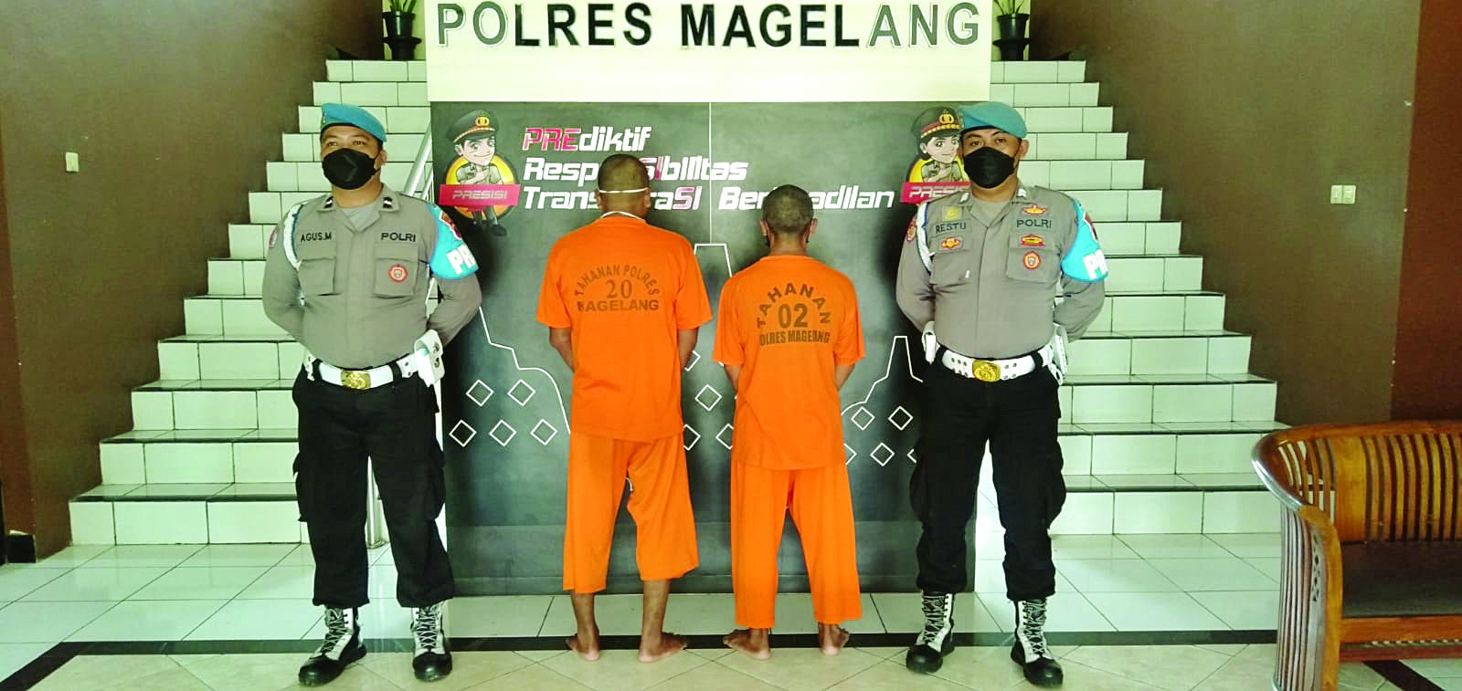 BERHASIL DICOKOK: Kedua tersangka curanmor saat dihadirkam di Mapolres Magelang, Sabtu (6/11).