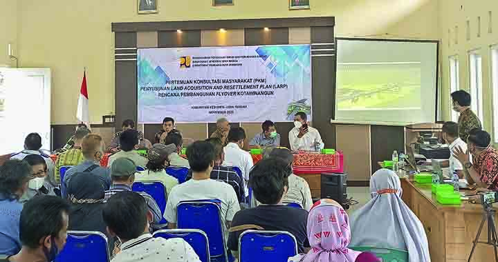 MASIH DIBAHAS: Pertemuan konsultasi masyarakat (PKM) terkait penyusunan land acquisition and resettelement plant (LARP) rencana pembangunan flyover Kutowinangun di Kantor Kepala Desa Mekarsari, kemarin (23/11).
