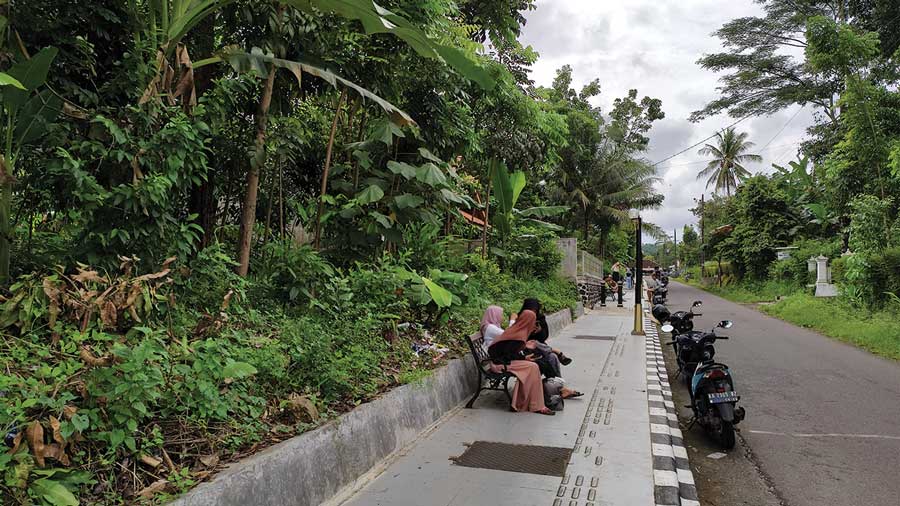 NYAMAN: Sejumlah warga menikmati suasana pedestrian Desa Loano. Kawasan ini mulai ramai dikunjungi pemuda pemudi untuk bersantai, Minggu (28/11). (JIHAN ARON VAHERA/RADAR PURWOREJO)