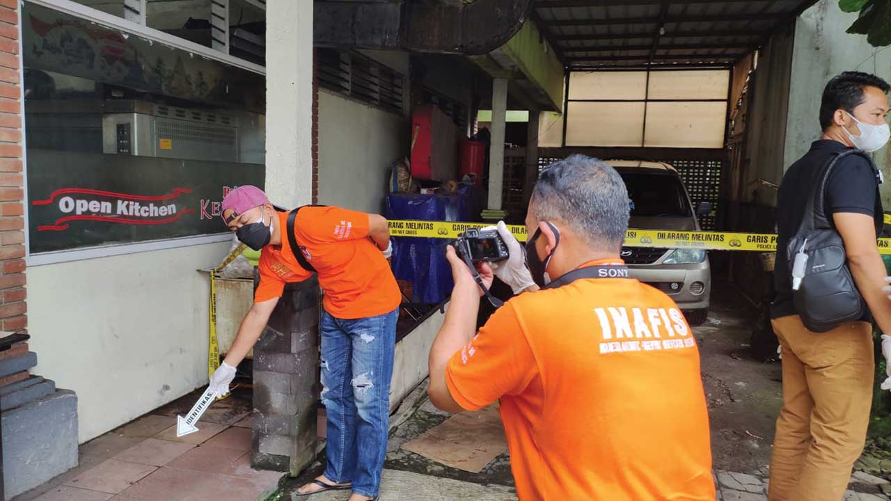 TERLANTAR: Warga menemukan jasad seorang pria tanpa identitas di garasi mobil area SPBU Baledono Kecamatan Salam Kabupaten Magelang pada Sabu (20/11) pagi. ( ISTIMEWA)