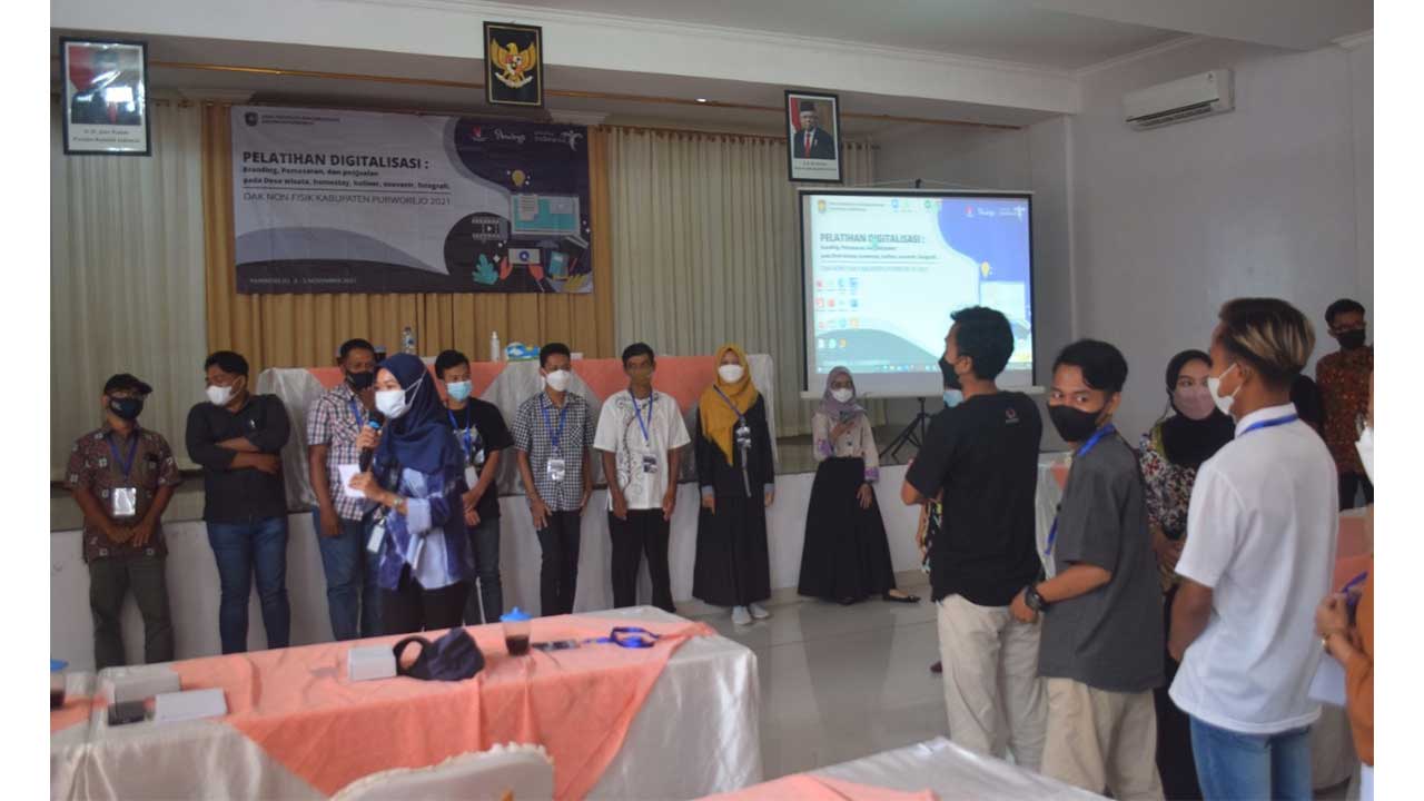 DIGITALISASI: Sejumlah pengelola desa wisata di Kabupaten Purworejo mengikuti Pelatihan Digitalisasi di Sanjaya Inn Hotel Purworejo, kemarin (5/11). (HENDRI UTOMO/RADAR PURWOREJO)