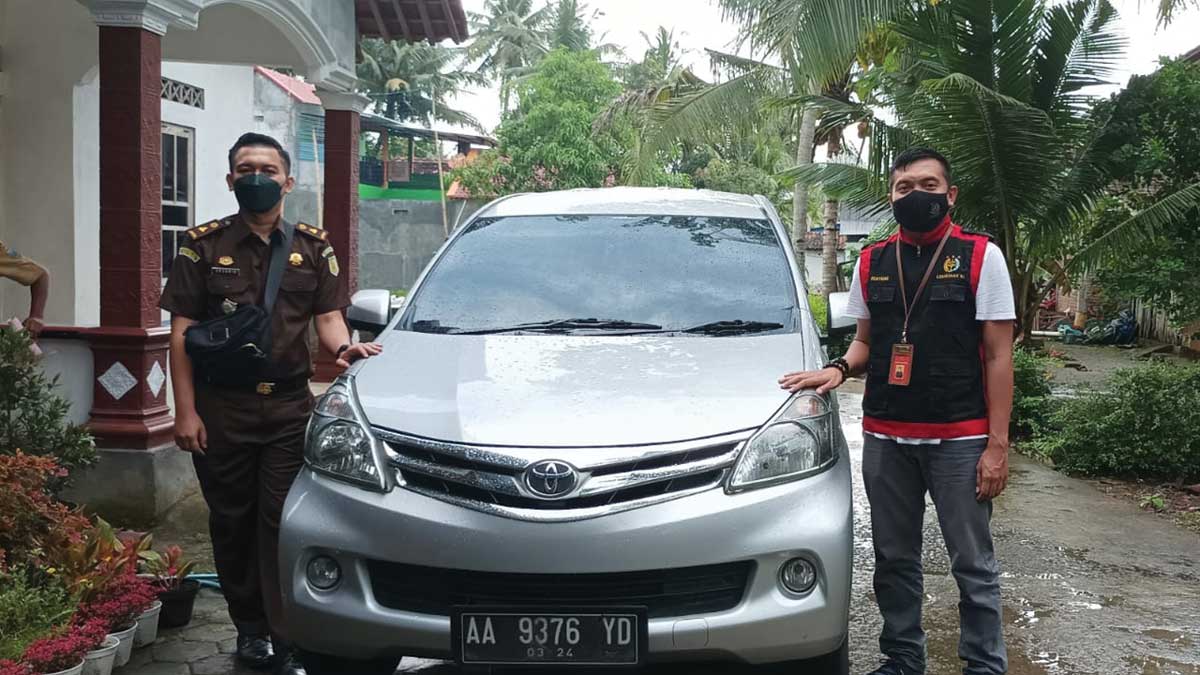 DISITA : Kasi Pidana Khusus (Pidsus) Kejari Kebumen, Budi Setyawan memimpin penggeladahan dan penyitaan satu unit mobil milik tersangka dugaan tindak pidana korupsi (Tipikor) Desa Bagung, Prembun tahun 2017. (Istimewa)