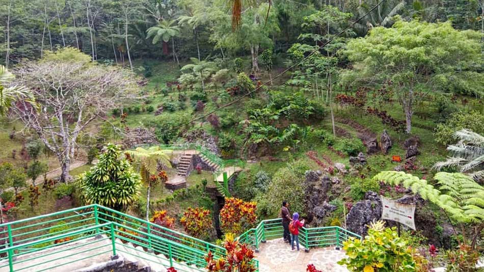 MEMESONA: Sejumlah objek wisata di Kabupaten Purworejo sudah mulai dibuka kembali. Salah satunya Gua Seplawan di Katerban, Donorejo, Kaligesing. Walaupun telah dibuka, kunjungan masih sepi. (JIHAN ARON VAHERA/RADAR PURWOREJO)