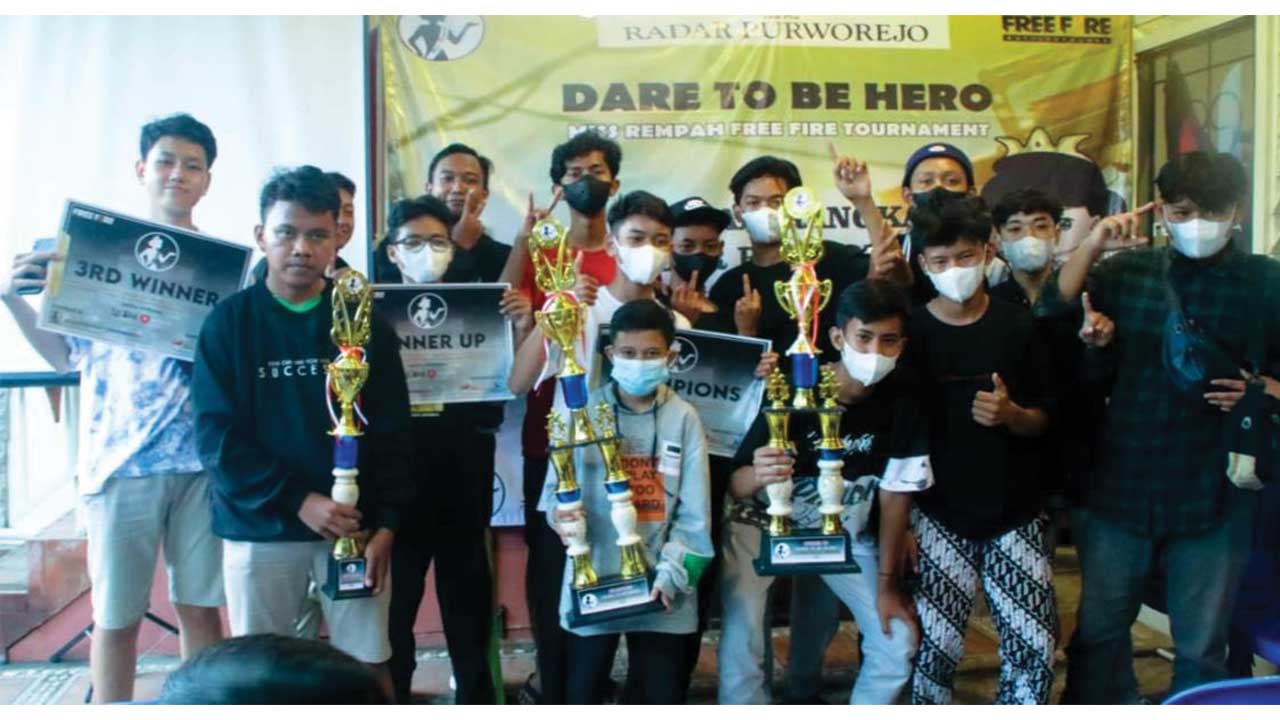 MILENIAL : Turnamen Free Fire dengan teman Dare To Be Hero dalam rangka Hari Ulang Tahun Ke-1 Radar Purworejo di Kedai Miss Rempah Sibak, Pangenjurutengah, Purworejo, kemarin (21/11). (HENDRI UTOMO/RADAR PURWOREJO)