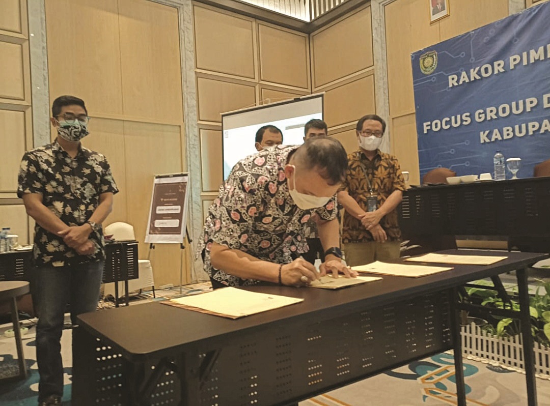 KOMITMEN: Penandatanganan komitmen bersama antara seluruh pemangku kepentingan di Kabupaten Purworejo guna mewujudkan kebijakan quick win, Selasa (7/12).