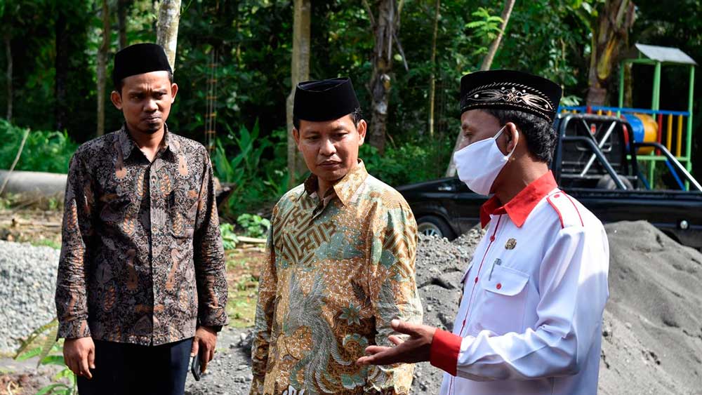 BERI PERHATIAN: Anggota Dewan Perwakilan Daerah Republik Indonesia (DPD RI) Jawa Tengah, Dr Abdul Kholiq SH MSi (tengah) saat berkunjung ke Purworejo, Rabu (29/12). (HENDRI UTOMO/RADAR PURWOREJO)