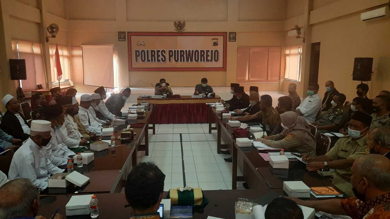 CARI SOLUSI: Audiensi antara warga dan tokoh masyarakat yang menyoal IMB pembangunan dengan pihak gereja di Mapolres Purworejo, Senin (28/12). (ISTIMEWA)