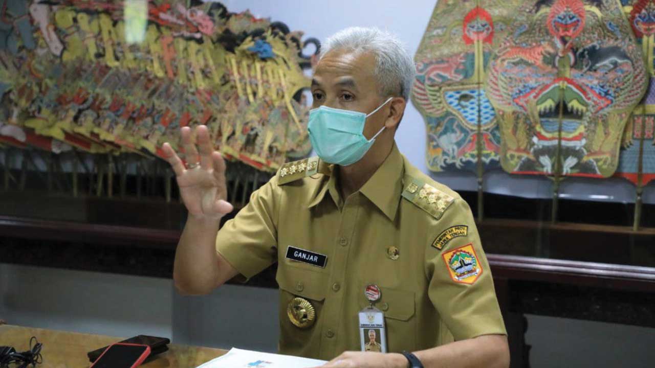 RESMI: Gubernur Jawa Tengah Ganjar Pranowo saat menjelaskan tentang menandatangani Keputusan Gubernur Jawa Tengah No.561/39 tentang Upah Minimum Kabupaten/Kota (UMK) Tahun 2022 untuk 35 daerah di Provinsi Jawa Tengah. (ISTIMEWA)