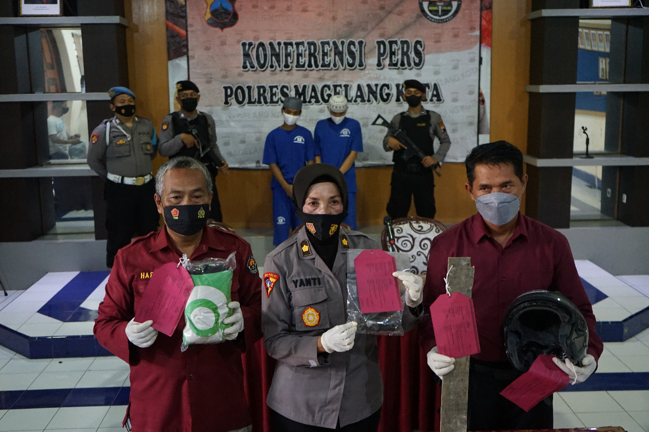 MENDUNDUK: Dua dari tiga remaja berhasil diamankan usai mengeroyok driver ojol pada Minggu (23/1) lalu.