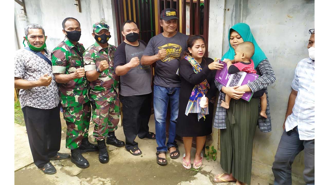 BANTU PENGOBATAN: Ketua Dewan Pengawas Indonesia Offroad Federation (IOF) Pusat, Hardjanto bersama perwakilan komunitas saat mendatangi dan menyerahkan donasi untuk kesembuhan Muhammad Satria Assidqi di salah satu kompleks kos bilangan Kelurahan Sindurjan