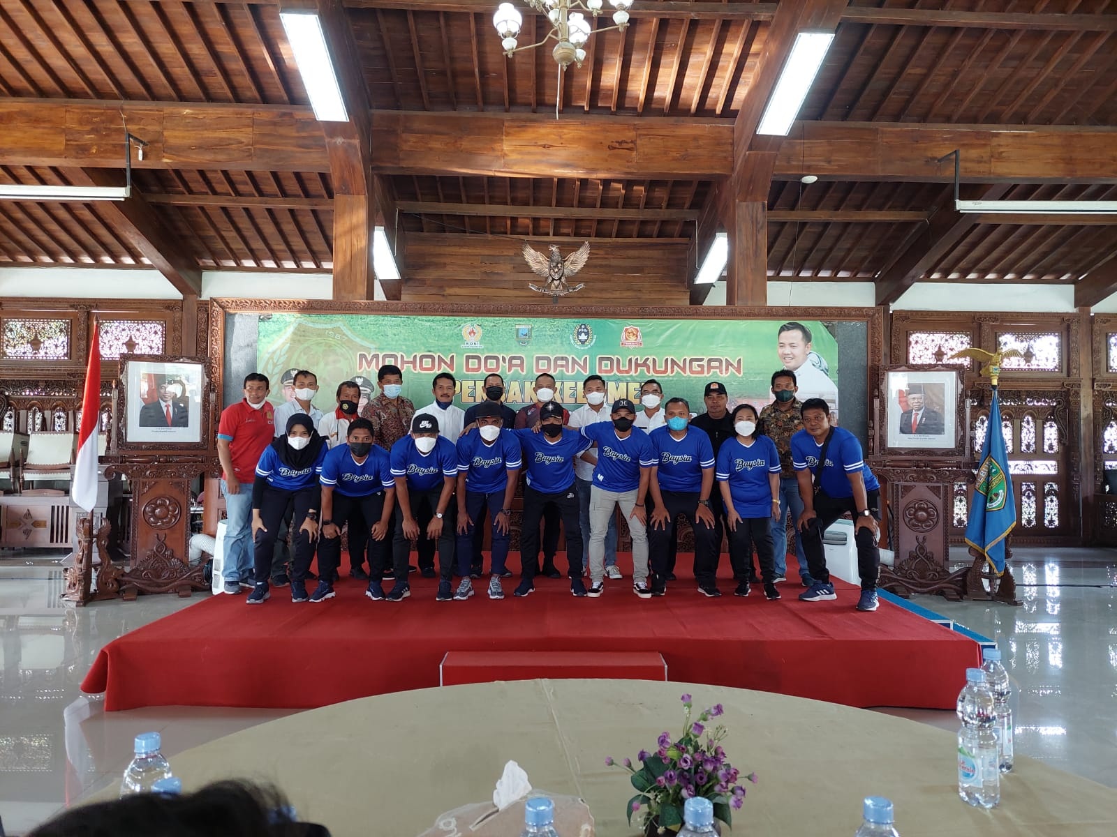 BERI DUKUNGAN: Bupati Kebumen Arif Sugiyanto memberikan pembekalan kepada Persak Kebumen menuju Liga 2 di Pendopo Kabumian, Jumat (4/2).
