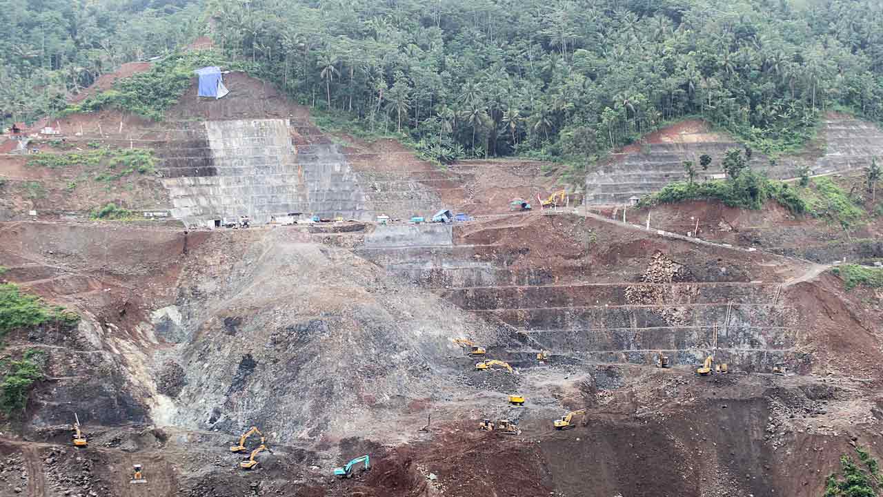 TERUS DIGARAP: Proyek Strategis Nasional (PSN) Bendungan Bener terlihat dari sisi Dusun Kalipancer, Desa Guntur, Kecamatan Bener, Purworejo, Jawa Tengah, Selasa (15/2). Kecuali 174 bidang lahan yang dipatok warga dan masih bersengketa, bagian lain Bendung