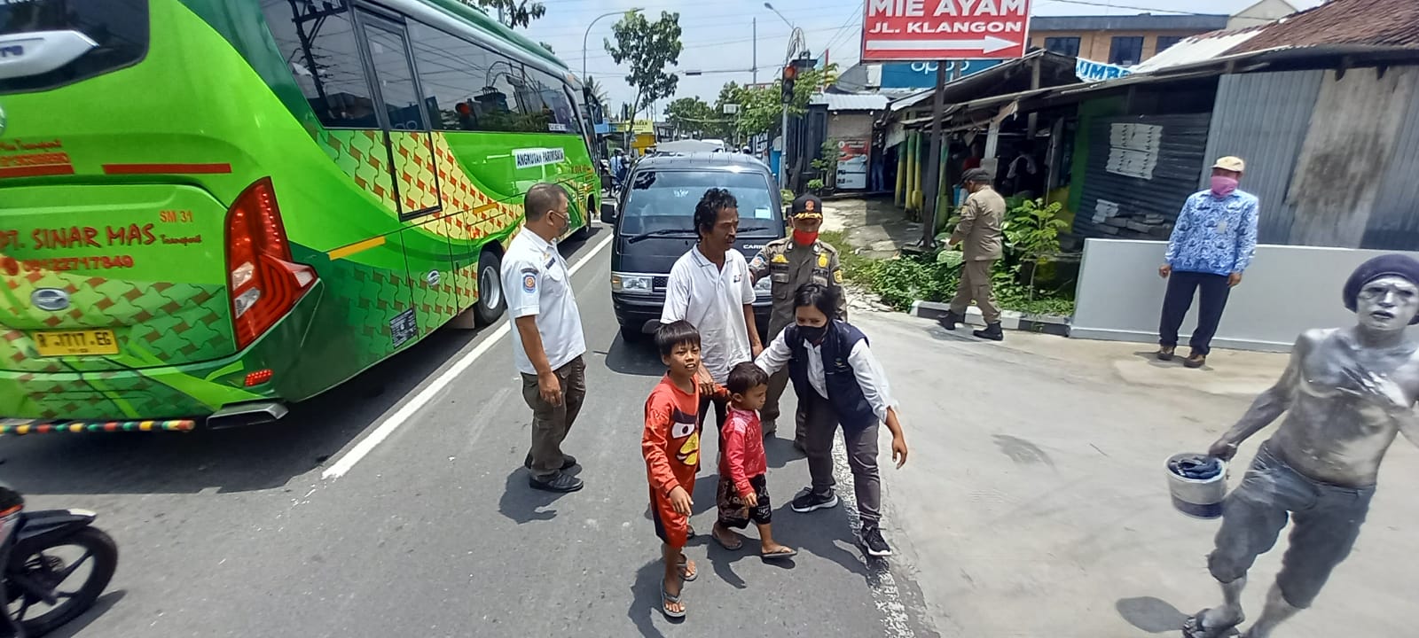 RAZIA: Sejumlah pengemis dan manusia silver terjaring operasi di pinggir jalan.
