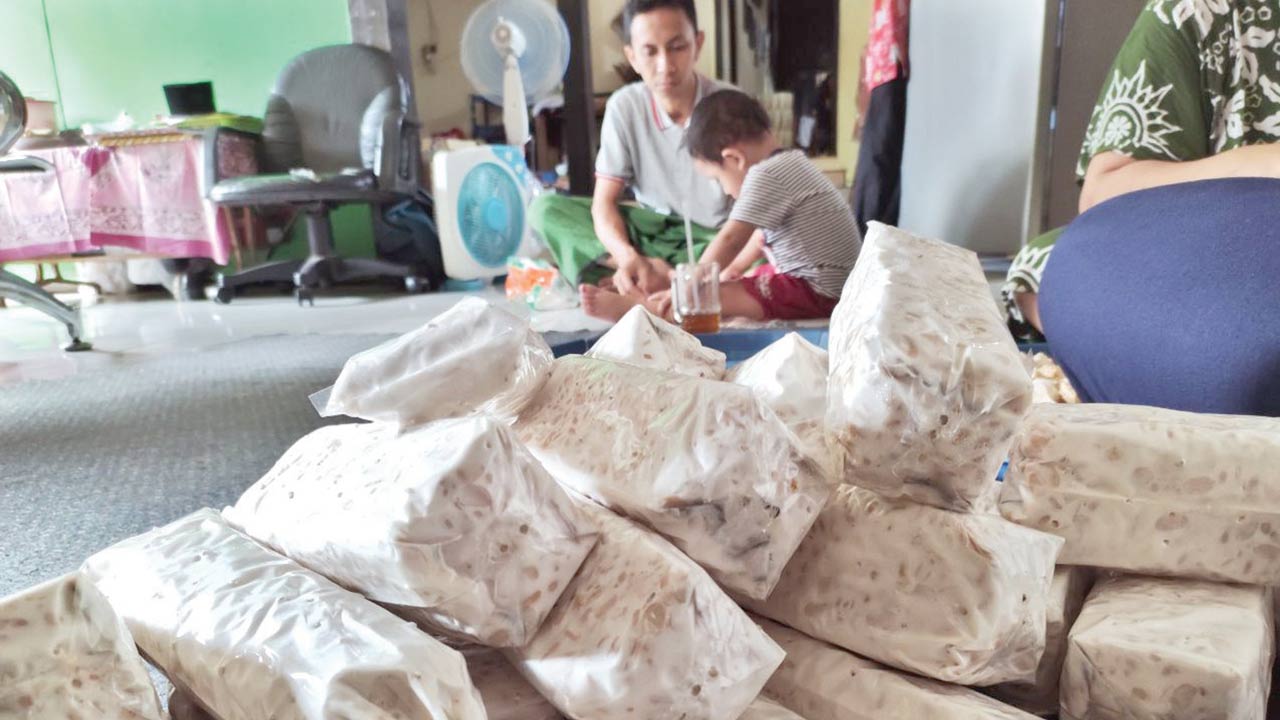 KAYA PROTEIN: Salah satu tempat produksi tempe di Desa Donorejo, Kecamatan Kaligesing tetap berproduksi di tengah mahalnya harga kedelai. (JIHAN ARON VAHERA/RADAR PURWOREJO)