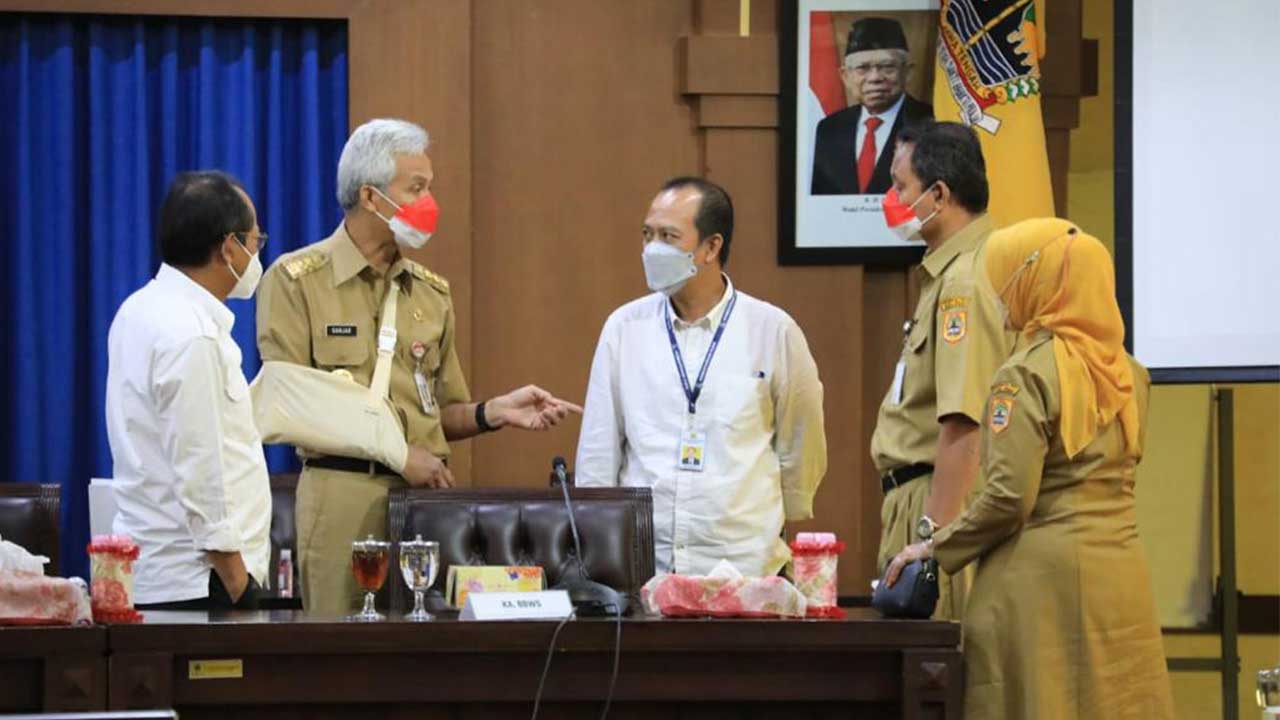 LANGSUNG RAPAT: Gubernur Jawa Tengah, Ganjar Pranowo langsung menggelar rapat terkait proyek pembangunan bendungan Bener, Purworejo pada Senin (14/2). (Istimewa)