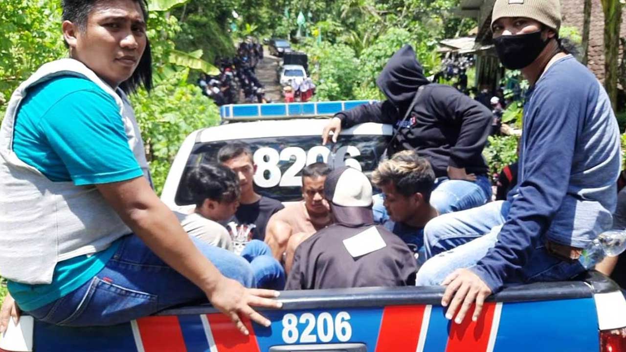 DIAMANKAN: Sejumlah orang yang dianggap menjadi provokator diamankan kepolisian dan dibawa untuk dimintai keterangan kemarin. (HENDRI UTOMO/RADAR PURWOREJO)