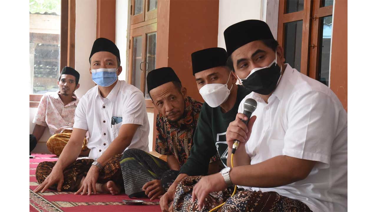 SILATURAHMI: Wakil Gubernur Jawa Tengah H Taj Yasin Maimoen berdialog dengan warga penolak tambang dalam kunjungannya ke Desa Wadas, Kecamatan Bener, Purworejo, Sabtu (19/2). (ISTIMEWA)