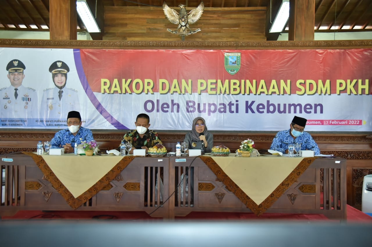 DIKONFIRMASI: Bupati dan Wakil Bupati Kebumen dalam rapat koordinasi dan pembinaan pendamping PKH se-Kabupaten Kebumen di Pendopo Kabumian, Kamis (17/2). Dalam kesempatan itu, Bupati menanyakan adanya informasi pungli penyaluran bansos.