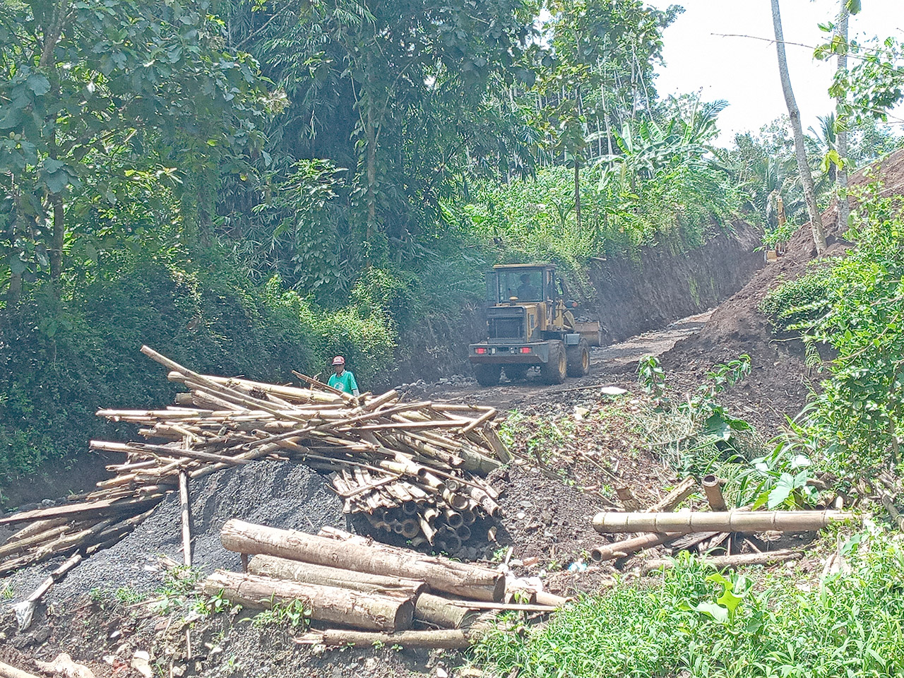 INSPIRATIF: As’ari rela menghibahkan tanah miliknya untuk warga terdampak tol Jogja-Bawen. Para warga pun terus bergotong royong untuk membersihkan calon permukiman mereka.