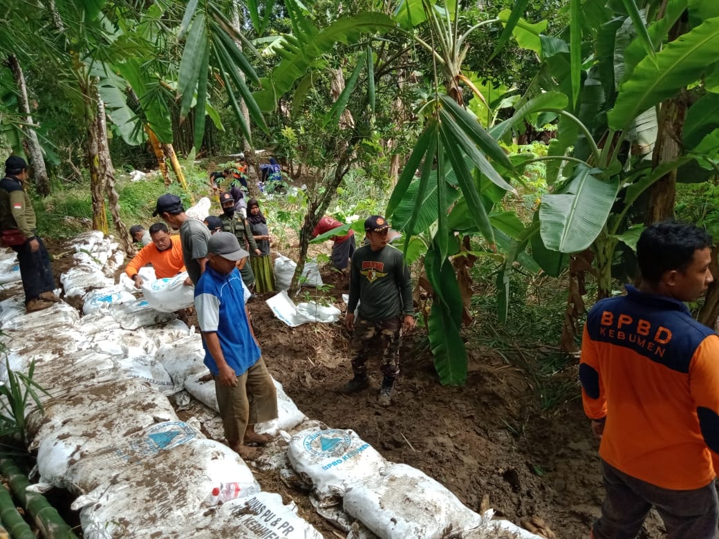 SEMENTARA: Petugas BPBD Kebumen menangani tanggul Sungai Telomoyo yang jebol akibat banjir menggunakan Sandbag atau kantong pasir.