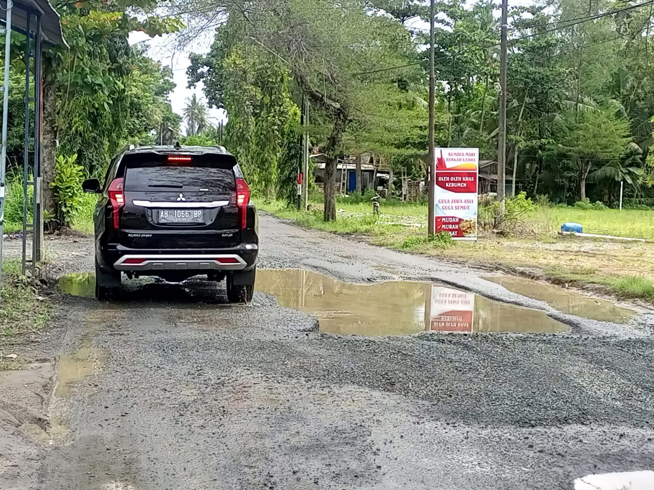 ILUSTRASI: Kondisi jalan rusak dari arah Guyangan menuju Jalur Jalan Lintas Selatan (JJLS).