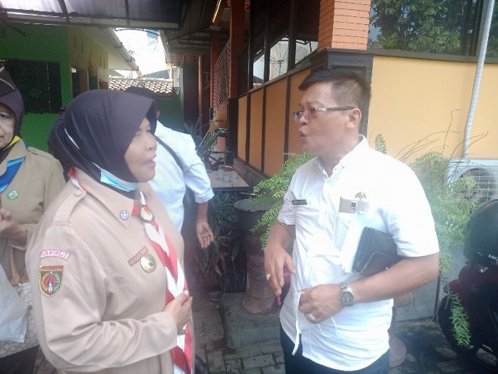 CARI SOLUSI: Anggota DPRD Purworejo Hendricus Karel saat berdiskusi dengan salah satu anggota Komda Lansia Kabupaten Purworejo beberapa waktu lalu.