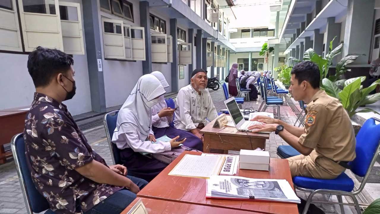 DAFTAR SEKOLAH : Calon peserta didik baru didampingi orang tua mendatangi SMA Negeri 1 Kebumen untuk mengikuti proses penerimaan peserta didik baru (PPDB). (M Hafied/Radar Kebumen)