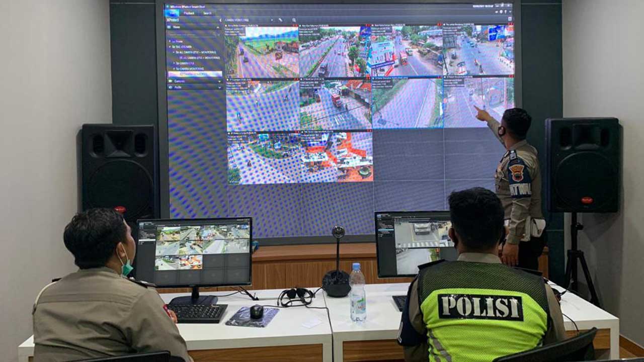 KAMERA PENGAWAS: Petugas Satlantas Polres Kebumen memantau aktivitas lalu lintas di sejumlah jalan arteri di Kebumen. (Istimewa)