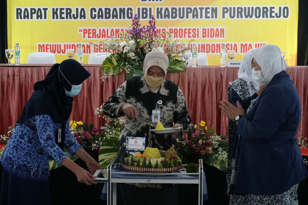SELAMAT: Wabup Purworejo Yuli Hastuti SH pada peringatan HUT Ke-71 IBI sekaligus Rakercab IBI Kabupaten Purworejo beberapa waktu lalu.