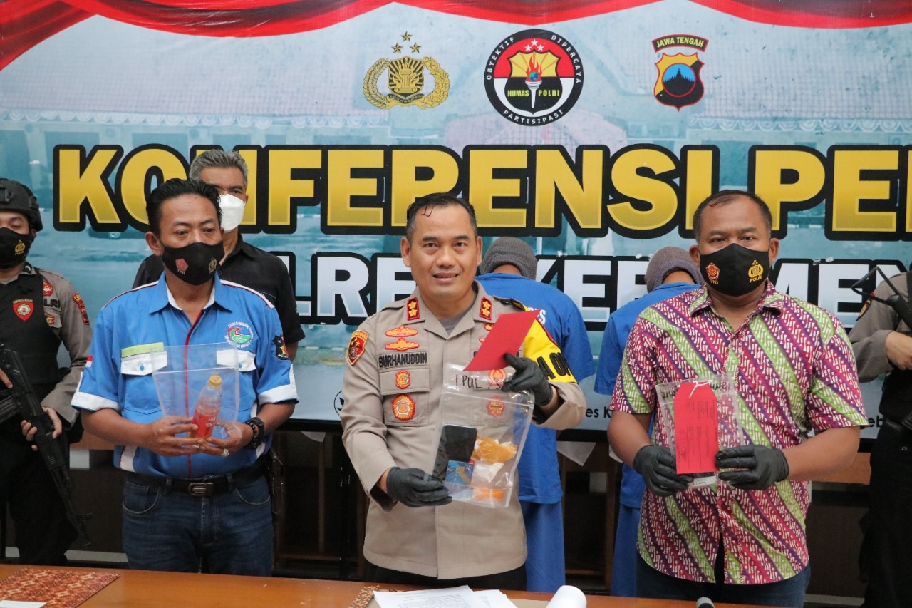 BARANG BUKTI: Kapolres Kebumen AKBP Burhanuddin menunjukkan barang bukti narkoba jenis sabu, saat gelar perkara, Kamis (28/7). Barang haram itu diamankan dari hasil pengungkapan kasus yang dilakukan jajaran Sat Resnarkoba Polres Kebumen.