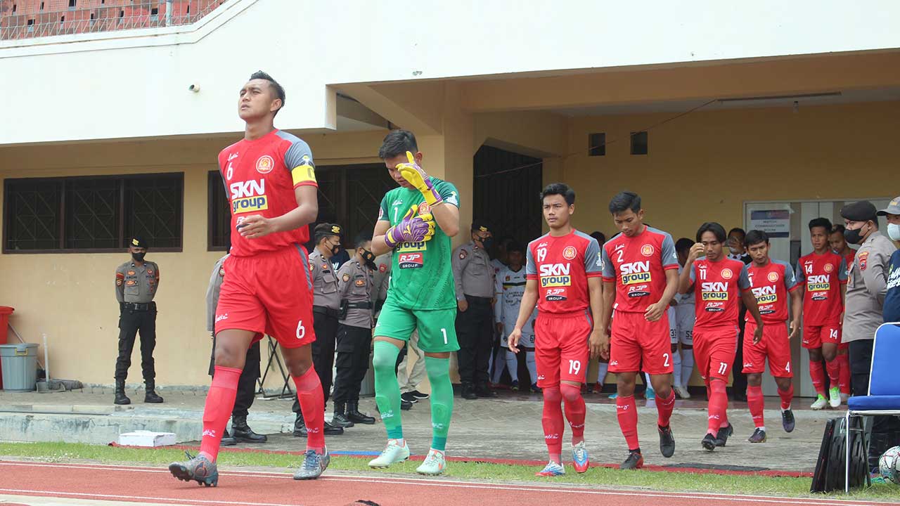 TETAP SEMANGAT: Pemain Persak Kebumen memasuki lapangan saat menjalani laga kontra Mataram Utama di Stadion Galuh, Ciamis pada Liga 3 musim lalu. (ISTIMEWA)