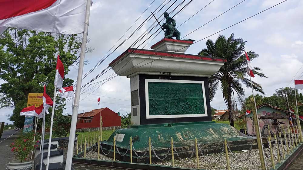 TANDA SEJARAH : Monumen Status Quo sebagai tanda perjuangan pahlawan mempertahankan batas teritorial Indonesia. Monumen ini berada di Kemit, Desa Grenggeng, Karanganyar. (M Hafied/Radar Kebumen)