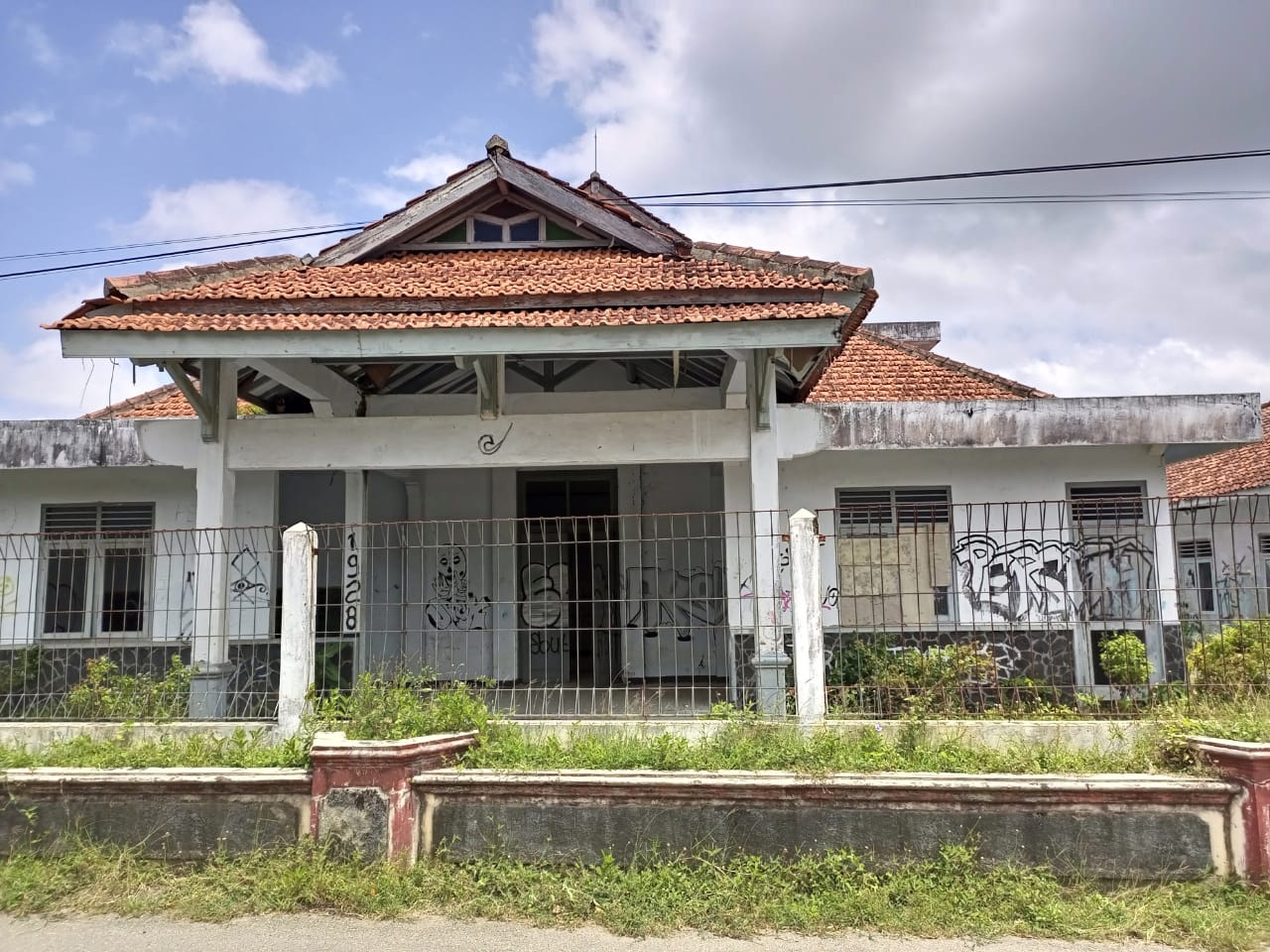 RUSAK : Warga melintas di depan bangunan bekas RSUD Kebumen yang kini kondisinya tidak terawat. Semak belukar mengelilingi bangunan bekas RSUD Kebumen lantaran sudah tidak difungsikan.