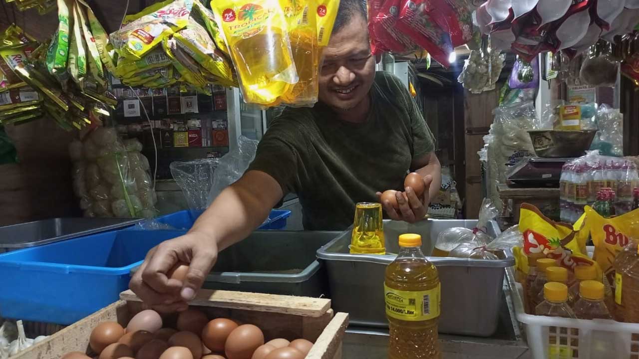 KONDISI PASAR: Pedagang Pasar Tumenggungan tetap menyediakan telur ayam ras di tengah fluktuasi harga. (M Hafied/Radar Kebumen)
