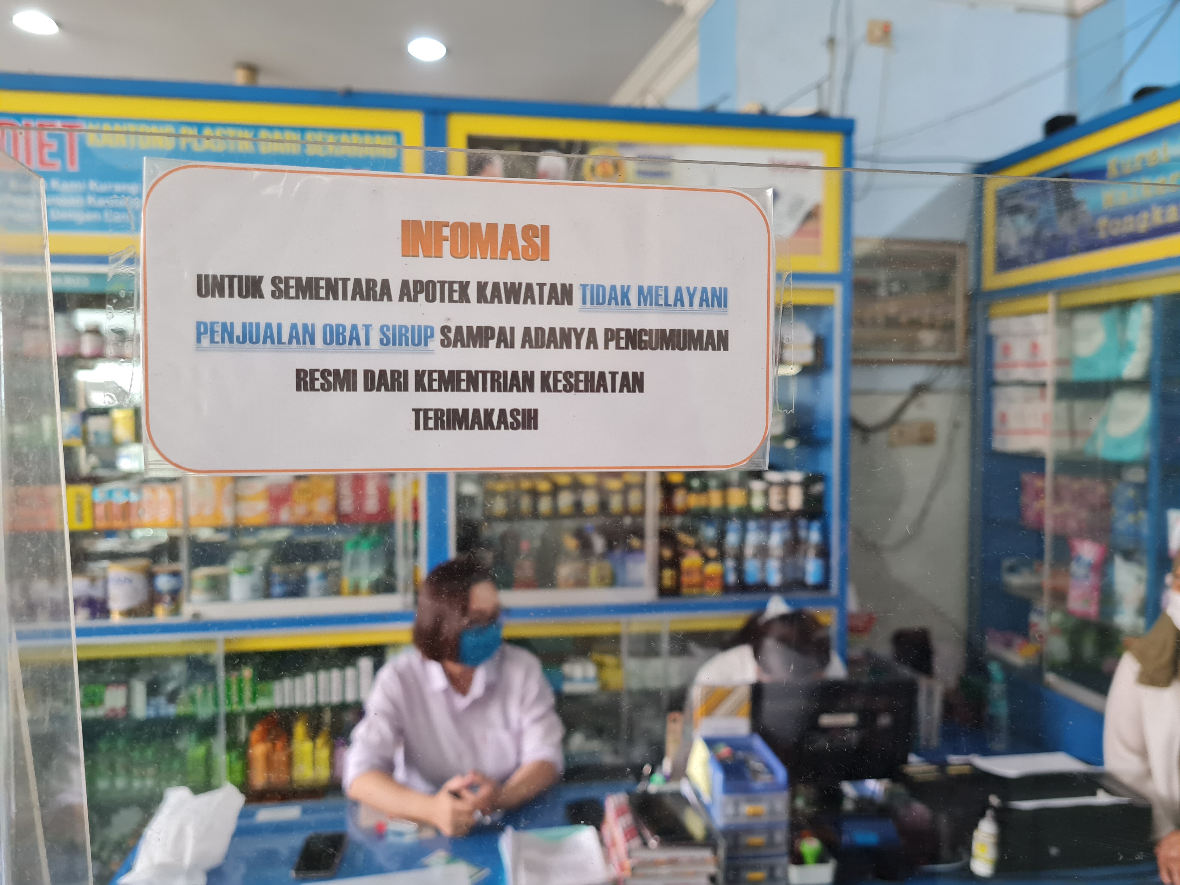 DILARANG: Sejumlah apotek maupun fasyankes di Kota Magelang sudah tidak melayani penjualan obat sirup. Mengingat banyak kasus gagal ginjal akut yang disebabkan oleh obat sirup.